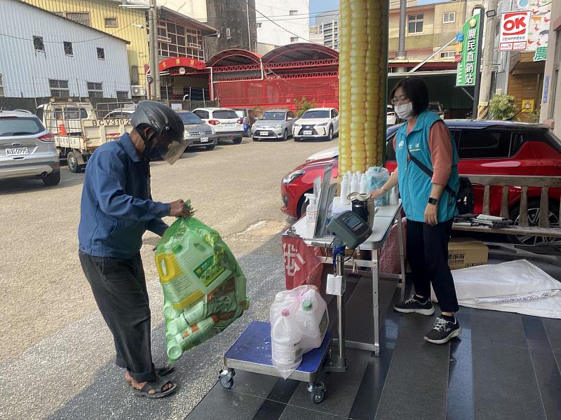 民眾到站回收。