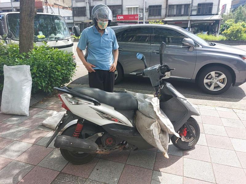 民眾回收兌換益菌生培養土。
