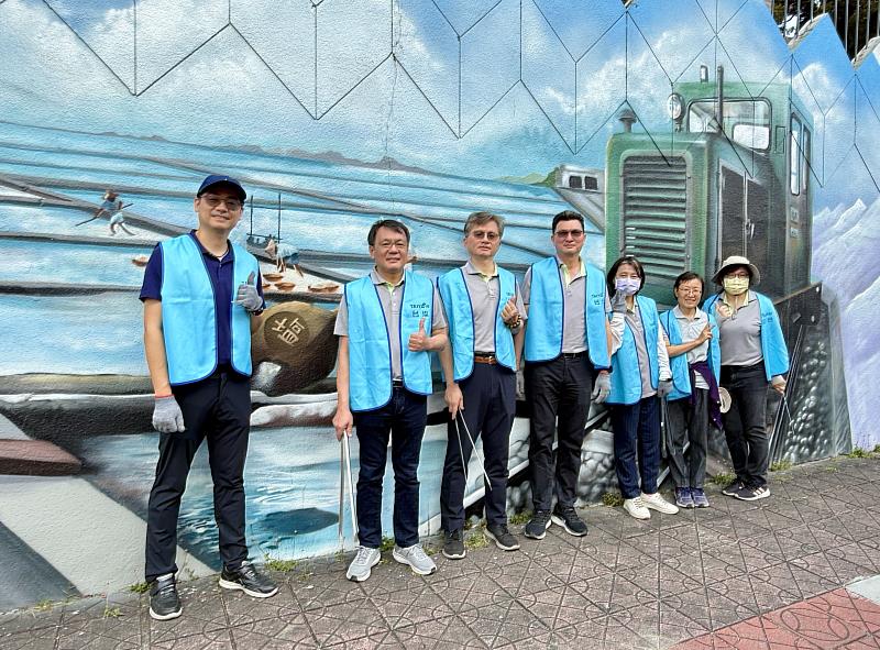 臺鹽彩繪總公司圍牆傳承鹽業文化，董事長丁彥哲（左2）及副總經理李杰翰（左3）還率隊打掃公司周圍環境，打造社區共好。