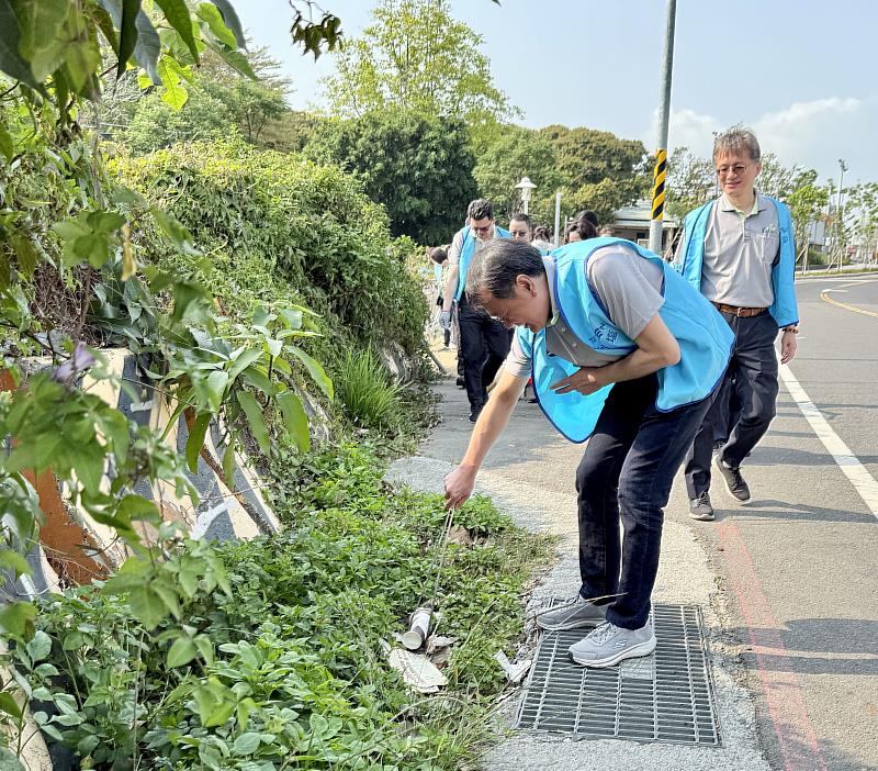 響應台南市環保局世界地球日活動，臺鹽董事長丁彥哲率志工團隊協助維護公司附近環境，實踐共好。