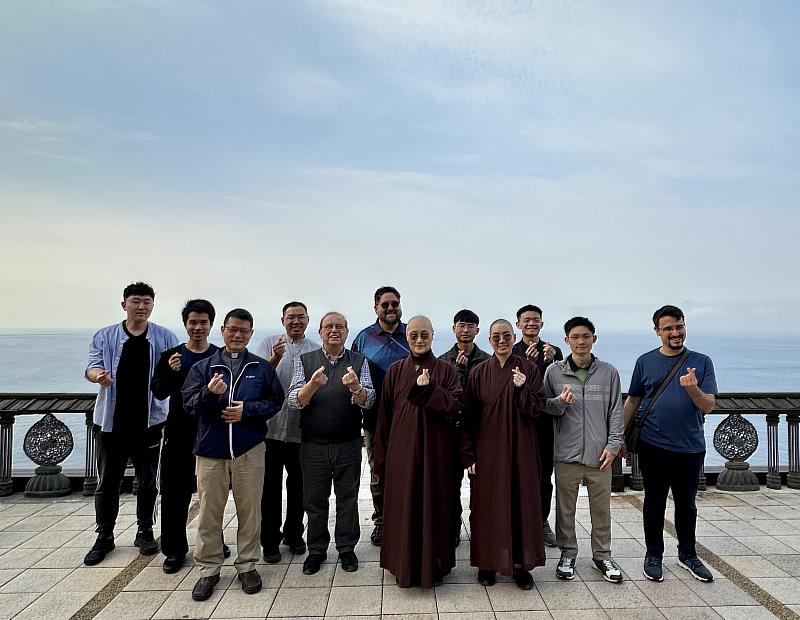 天主教神父與修士參訪靈鷲山，與法師合影。（圖由靈鷲山佛教教團提供）