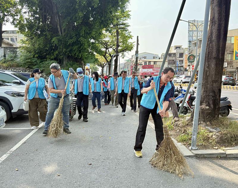 臺鹽公司志工隊參與臺鹽地球日暨員工健走活動，積極落實環保，助力社區美化。