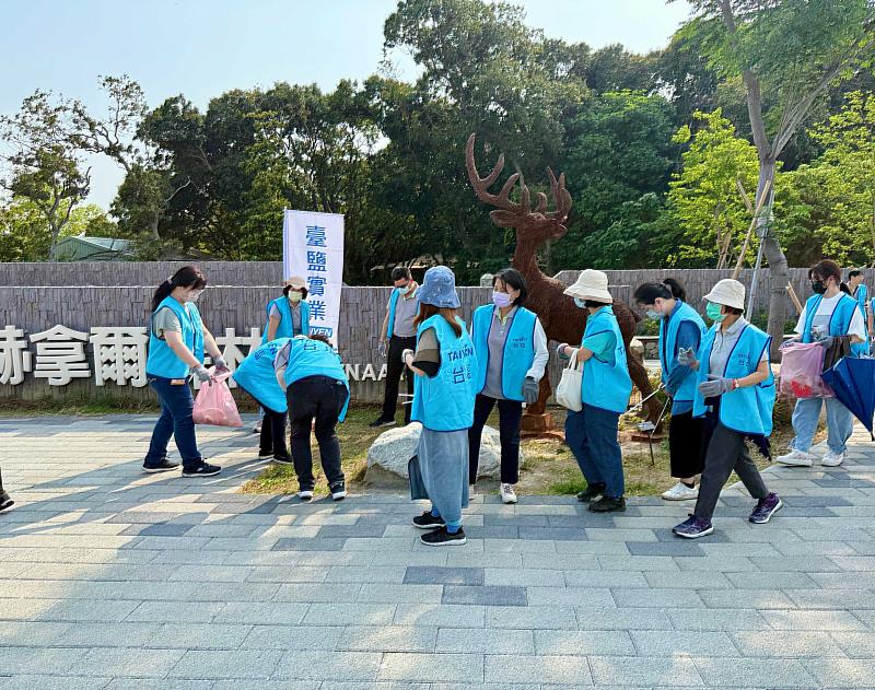 422地球日將屆，臺鹽結合員工健行活動與環環境維護，並動員逾60位臺鹽志工隊成員熱血參與！