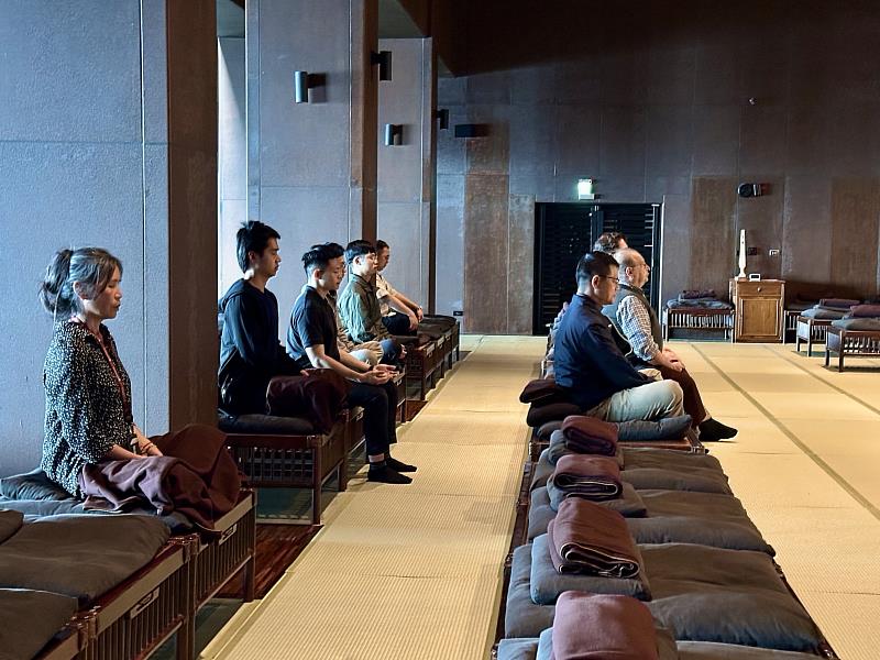 主教神父與修士體驗9分鐘禪修。（圖由靈鷲山佛教教團提供）
