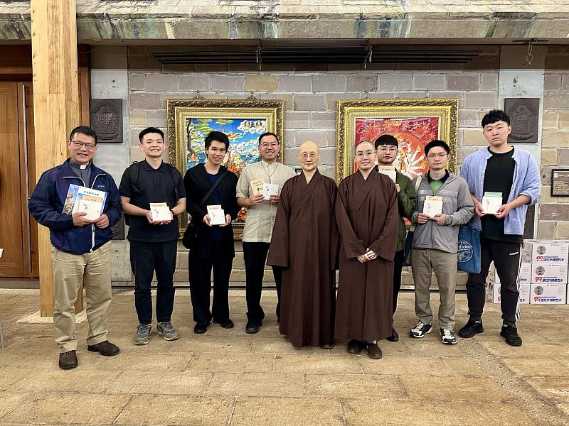靈鷲山顯月法師與寶屹法師贈送小禮物給神父及修士們。（圖由靈鷲山佛教教團提供）