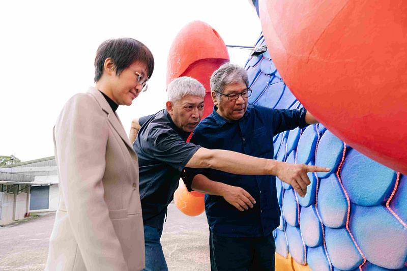古主委(左)在紙風車劇團創辦人李永豐(右)、團長任建誠(中)帶領下參觀《燈怪》裝置