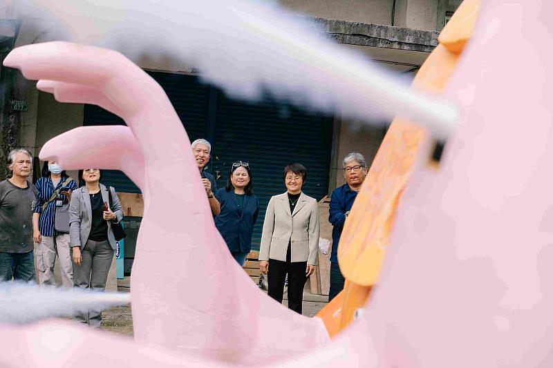 「燈怪」能依劇情展現多樣情緒，腳掌能揮動也能噴煙