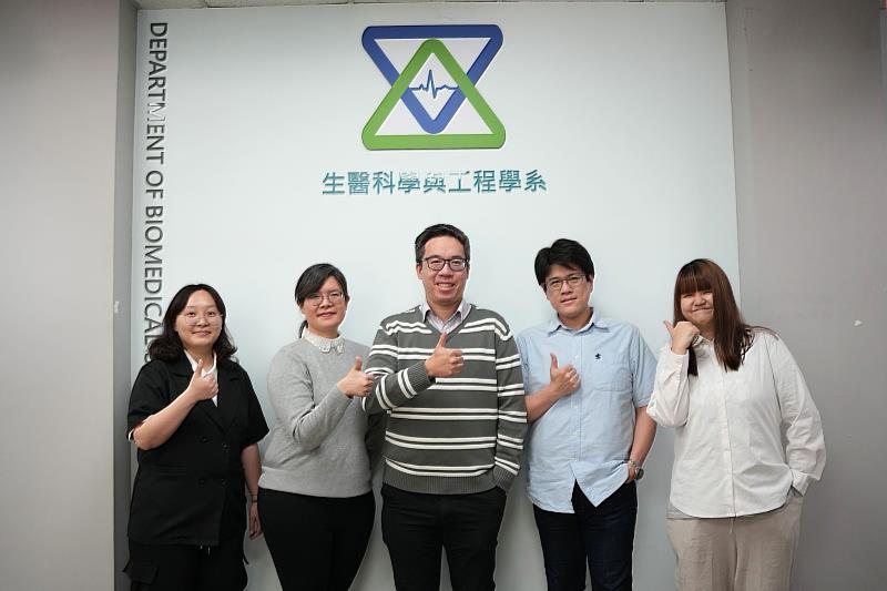 新創的綠色智慧貼片，由中央大學生醫系楊伯康副教授研發設計(中)，整合陳靖昀助理教授的再生醫學技術，（左二），以及陳健章副教授AI技術（右二）共同研發而成。