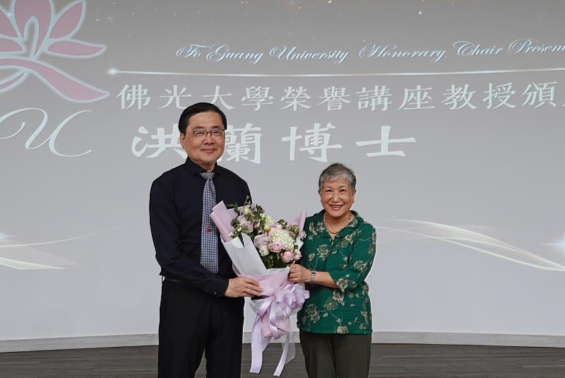 佛光大學校長趙涵㨗(左)親臨現場，並親自頒贈聘書，邀請洪蘭教授(右)擔任本校心理學系榮譽講座教授。