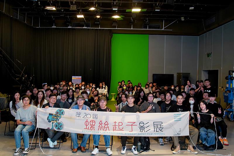 崑大視訊系舉辦「金獎校友回娘家」講座活動，廖明毅導演(1排左4)與視訊系師生合影