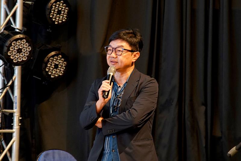 視訊系曹源峰主任向廖明毅導演發問