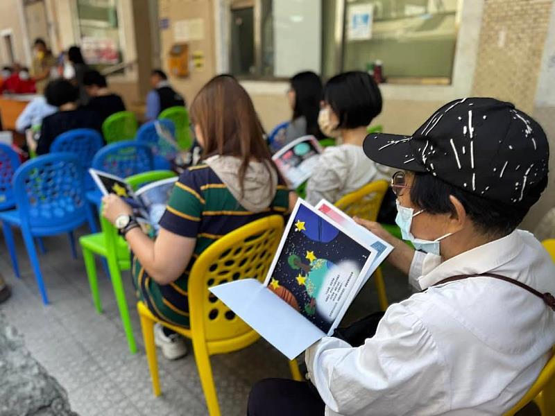 基金會發放繪本紙本，供活動嘉賓們閱讀