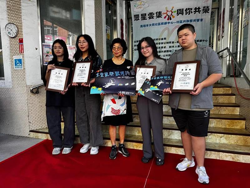 星星兒基金會董事長林美淑(中)頒發感謝狀予公廣系學生(左起)翁瑜廷、楊雅婷、胡如瑩、蔡和馨