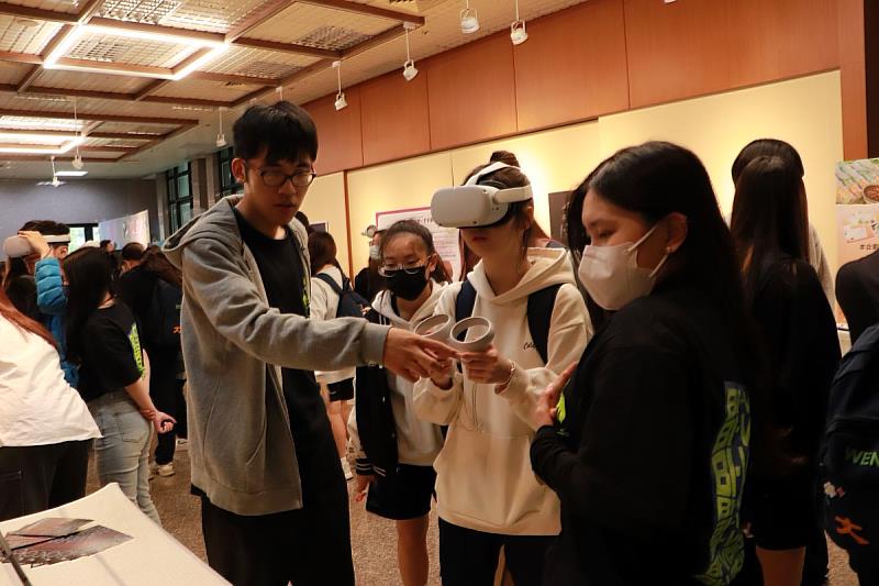 文藻外大數位系畢業展吸引觀展人潮