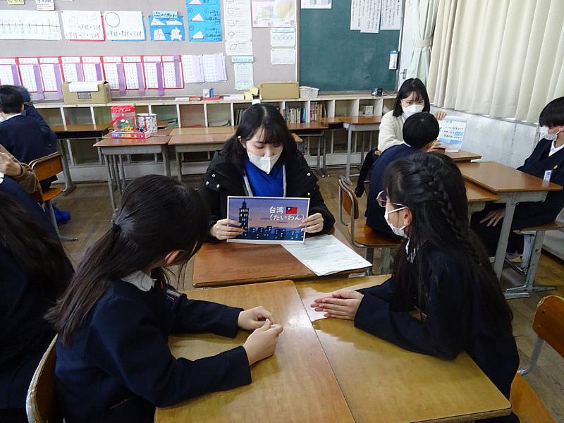 大葉大學應日系陳紫妍同學(中)向日本小學生介紹台灣