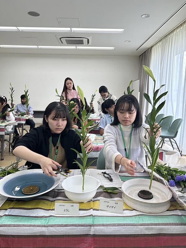 大葉大學應日系陳紫妍同學(左)體驗花道課程
