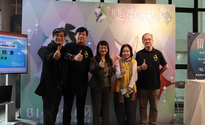 文藻外大師生對於數位系畢業專題展出給予肯定,圖中為莊慧玲校長。