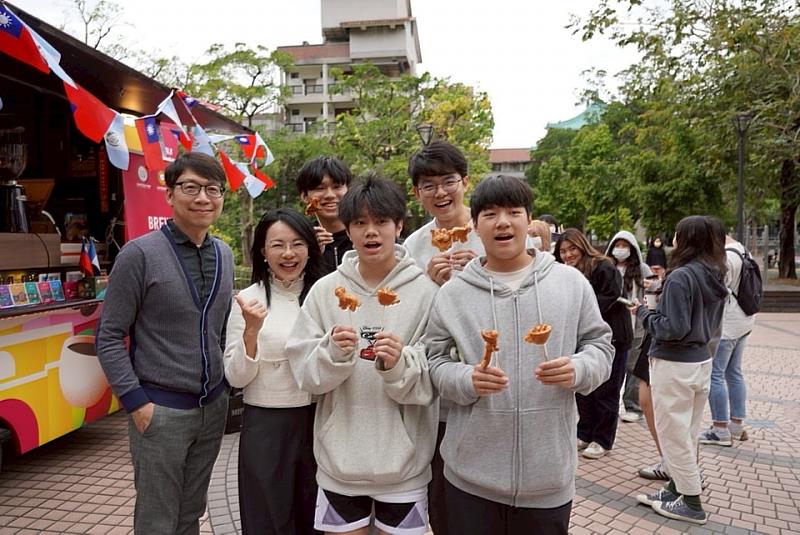 文藻師生在悠閒的午後時光，一邊品味咖啡，一邊感受中美洲文化魅力。