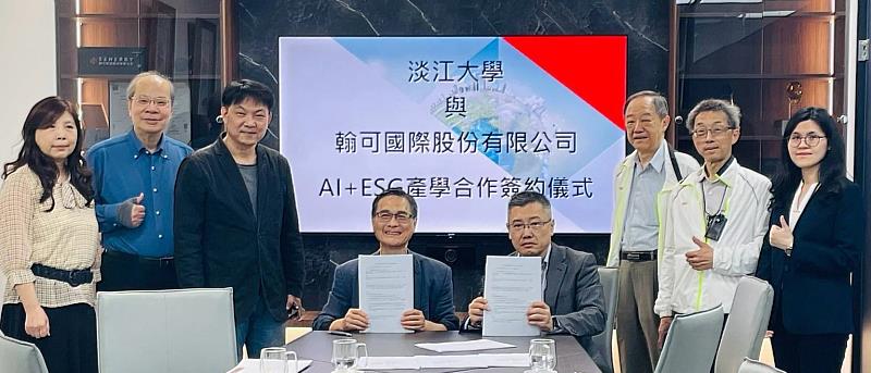 工學院兼AI創智學院、精準健康學院李宗翰院長（中坐者左）與翰可國際顏釗熙協理（中坐者右）代表簽署AI+ESG產學合作。（圖／淡江大學提供）