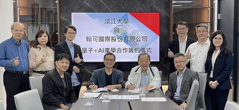工學院兼AI創智學院、精準健康學院李宗翰院長（中坐者左）與翰可國際陳洋淵董事長（中坐者右）代表簽署量子+AI產學合作。（圖／淡江大學提供）