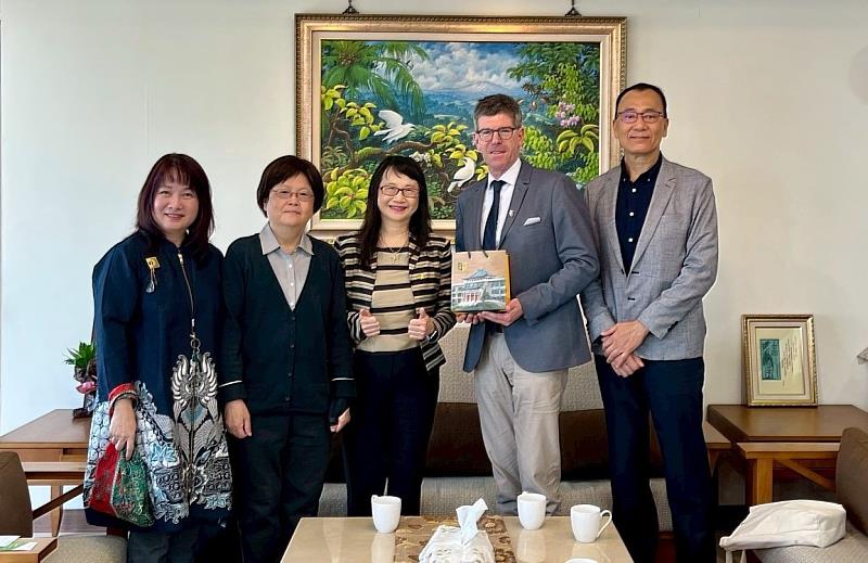 文藻外大莊慧玲校長(左三)率領文藻外大翁一珍國際長(左一)、圖書館張守慧館長(左二)、德文系張嘉斌主任(右一)與德國特里爾大學前校長Michael Jäckel教授(右二)合影留念。