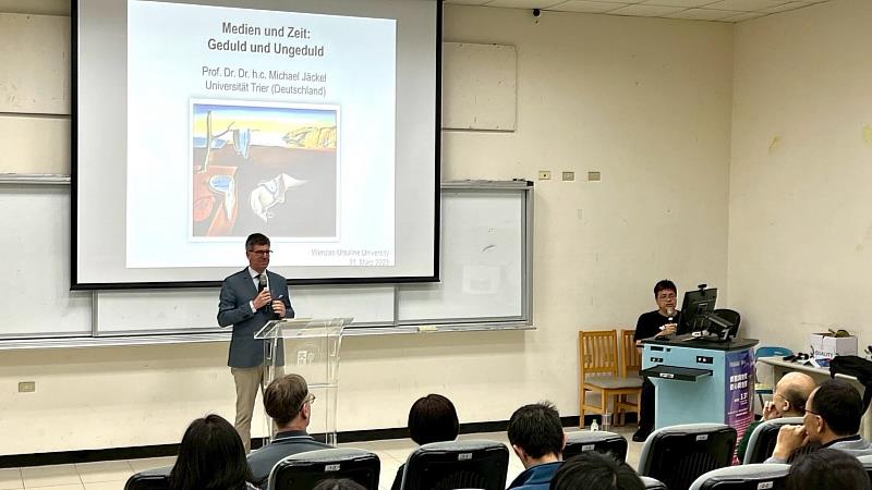 德國特里爾大學前校長Michael Jäckel教授（中），以「媒體與時間—耐心與急躁」為題進行專題演講，由文藻外大李克揚教授（右）擔任中文同步口譯。