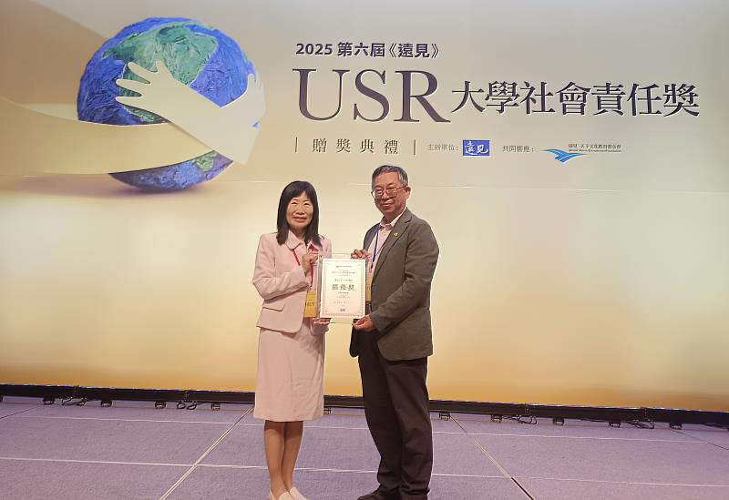 文藻林淑丹副校長(左)及蔡介裕研發長(右)出席頒獎典禮