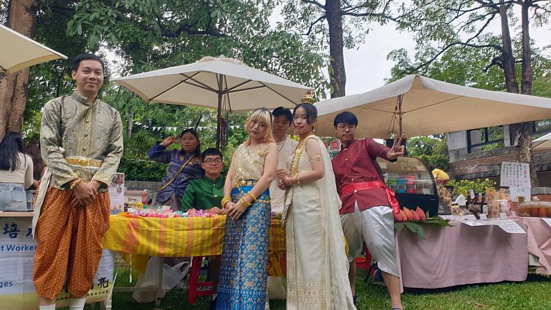 文藻外語大學「藻到新力亮」計畫舉辦多元文化市集，圖為東南亞學系學生辦理校內泰國香花串體驗活動。