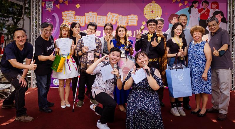 「藻到新力亮—新住民／新移工關懷、增能與培力計畫」舉辦「 藻到南國好聲音：國際移居者華語流行音樂比賽」，圖為參與人員大合照。