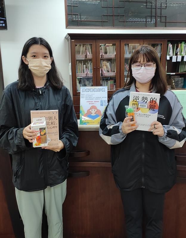 南華大學圖書館舉辦「借新書換好禮」活動,並鼓勵大家使用自動借書機,學生們踴躍參與。
