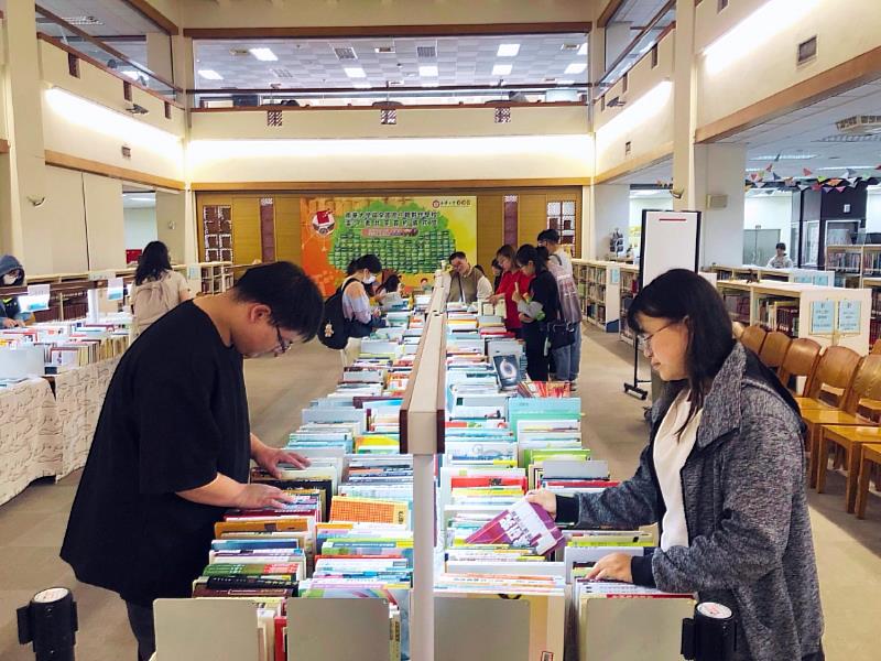 南華大學圖書館舉辦「良心商店-好書義賣」活動，教職員生踴躍參與。