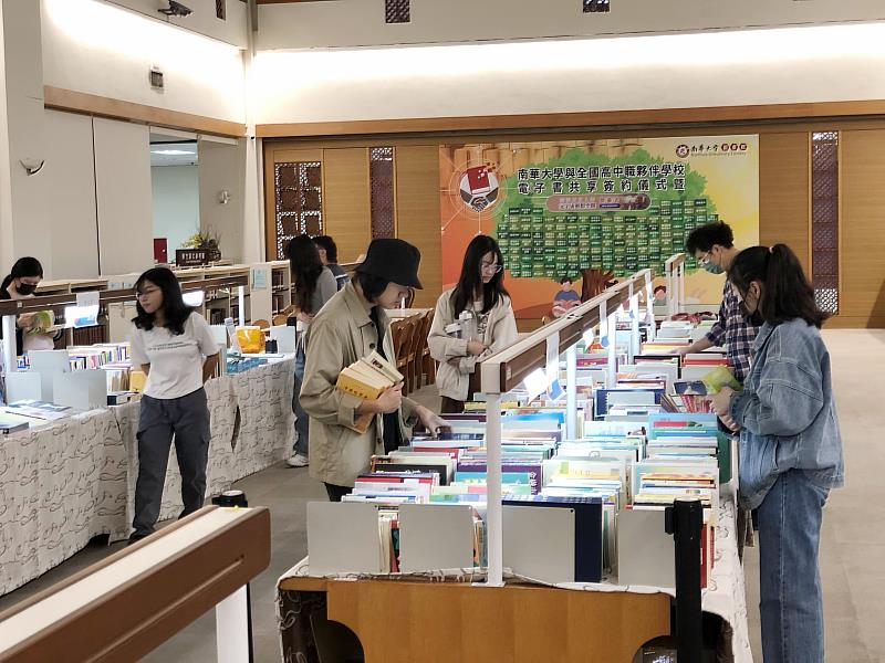 南華大學圖書館舉辦「良心商店-好書義賣」活動,推廣知識傳承與資源永續。