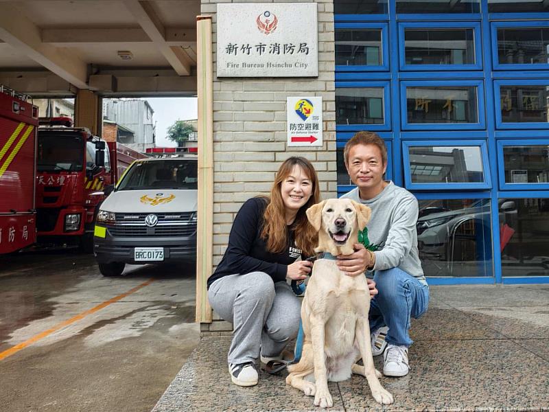 江小姐一家與Veca合影,感謝江小姐接手照顧退役的Veca,讓牠在離開工作崗位後,依然能享有充滿關愛的新生活。
