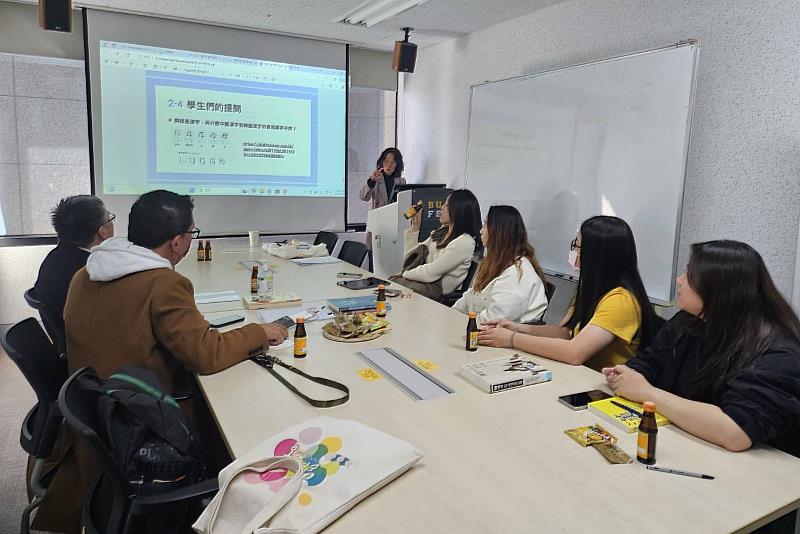 南大師生釜山外語大學探討兩岸與日韓筆順及字形的差異，討論氣氛熱烈如同釜山春日盛開的櫻花