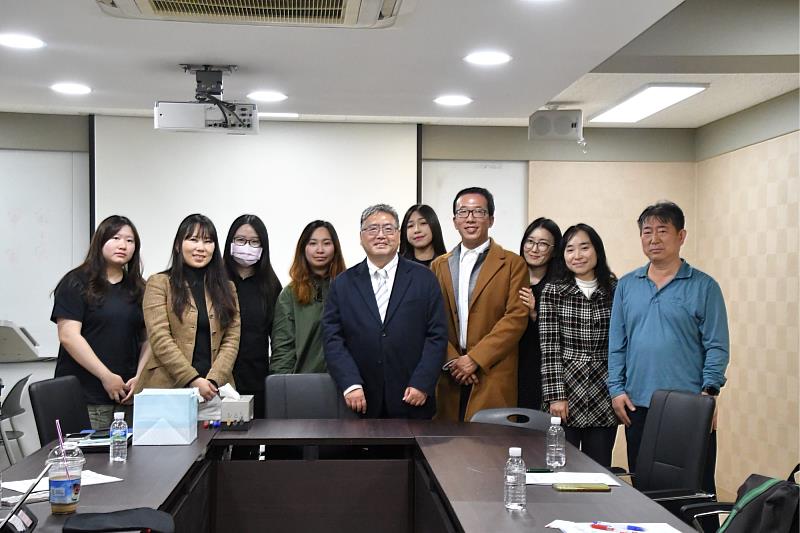 南大師生與韓國慶星大學漢字研究所針對兩地漢字字形的異同展開具體討論,深化對相關議題的理解與分析