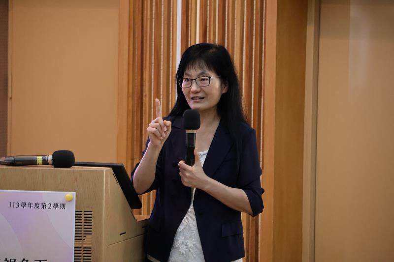 佘主任向南大師生介紹「日常活動理論」，提醒學生日常中潛藏的風險