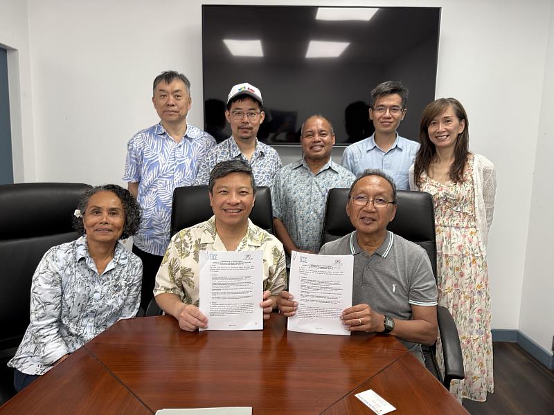 天主教輔仁大學藍易振校長(前左2)與帛琉轉診基金會理事長Victor Yano(前右1)簽署合作備忘錄，帛琉埃雷姆倫維州長M. Frances Remengesau(前左1)、中華長照暨偏鄉醫療基金會王舜睦副董事長(後左1)、中華長照暨偏鄉醫療基金會陳常務董事愷翔(後左2)、帛琉副總統兼衛生部長歐宜樓(後中)、天主教輔仁大學林國際教育長耀南(後右2)及天主教輔仁大學醫學院林副院長瑜雯(後右1)見證。