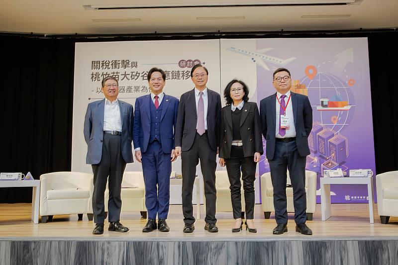 因應美國政府關稅政策，(左起)新竹縣長楊文科、新竹市代理市長邱臣遠、桃園市長張善政、苗栗縣副縣長邱俐俐共同發表聯合聲明，齊心面對挑戰。