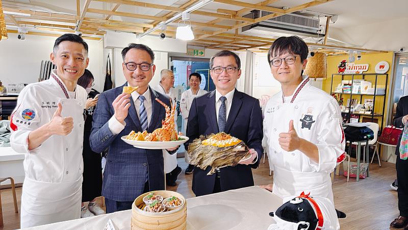 嘉藥王明煌老師(左)攜手阿勇師之子汪楚琦師傅(右)共同推廣台灣美食(左二為僑務委員會副委員長阮昭雄右二為僑商處游凱全處長)