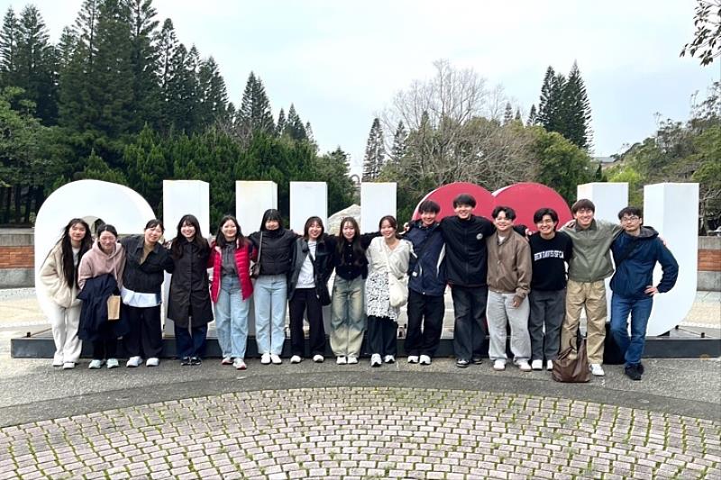 圖日前姊妹校宮城教育大學 11位的日籍生，來華大進行5天4夜的短期研修，感受在地文化。