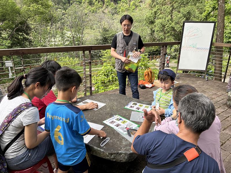 透過有趣的活動帶領民眾更認識螢火蟲發光的奧秘