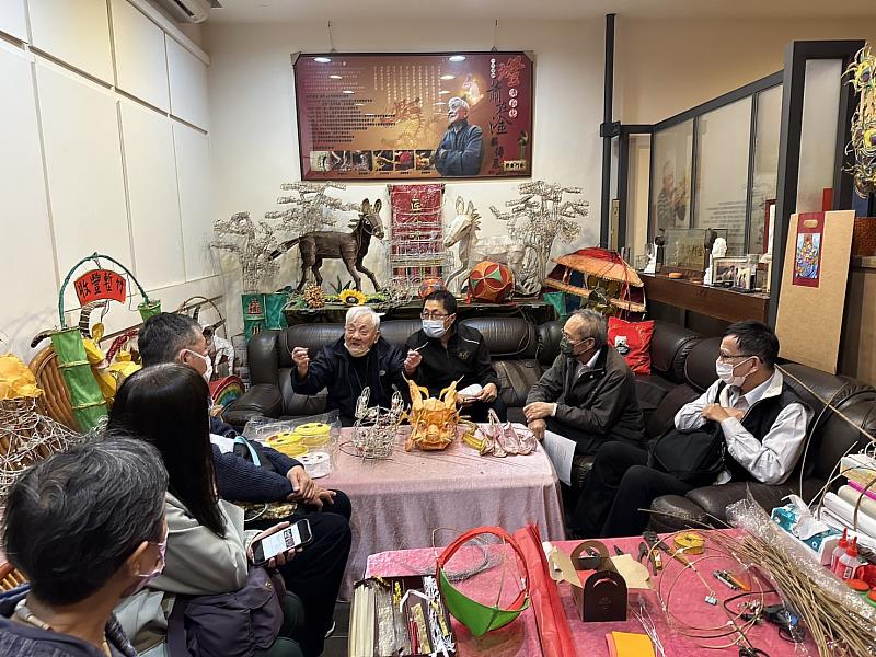 蕭藝師說明花燈傳統工藝。