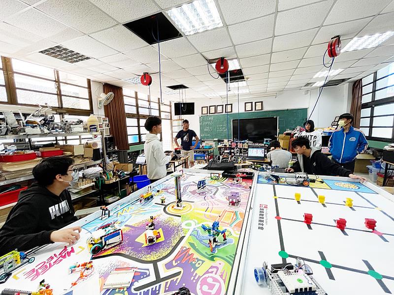 「偏鄉科技領航USR行動創客推展深耕計畫」,深入南投縣仁愛鄉,與當地仁愛國中、北梅國中建立長期合作夥伴關係,攜手推動科技教育向下扎根。