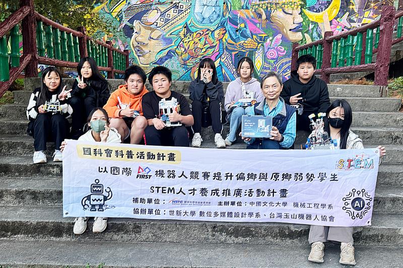 文大教育學系柴昌維教授領銜,結合校內多元資源與跨領域專業,延續團隊多年在原鄉推動STEM教育的基礎,深入南投縣仁愛鄉,與當地仁愛國中、北梅國中建立長期合作夥伴關係,攜手推動科技教育向下扎根。