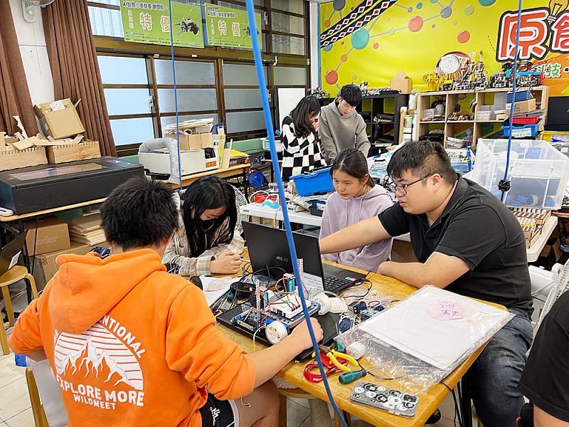 計畫中特別設計「小學伴」制度,招募並培訓大學生擔任偏鄉學童的科技學習輔導員,導入AI入門、創客教育等元素,縮短城鄉數位落差。