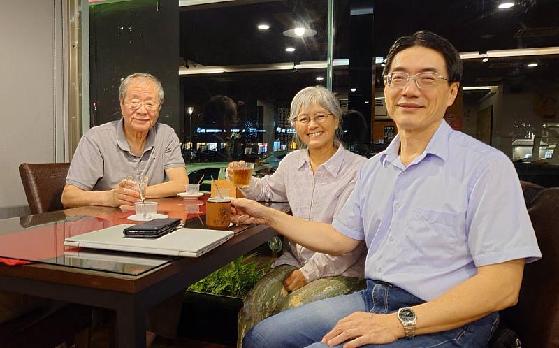 中興大學生命科學系施習德教授（右）與許秋容教授（中），以及中山大學退休教授楊遠波老師（左），共同發表〈台灣紅樹林分布的變遷〉。