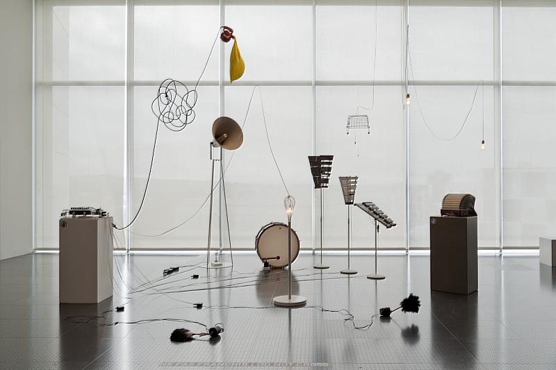 毛利悠子(Yuko MOHRI),〈遊行〉,2011-2017年,複合媒材裝置:人造豹皮、馬達、光電元件、氣球、木琴、風扇、手風琴、揚聲器、音訊擴大機、鼓、燈泡、電線、廚房及家庭器具等。Image courtesy of the artist and Imane Farès, Paris, Photo © Tadzio。