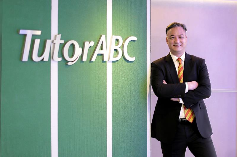 TutorABC聯合董事長Samuel Yang楊順銓指出：「語言能力是企業保訂單、個人衝職場的核心競爭力。我們擁有20年專業經驗，客戶跨足全球100個國家，沒有人比我們更熟悉市場脈動，現在正是台灣企業與個人突圍的關鍵時機。」即日起至4月30日，TutorABC特別提供「關稅應對英語急訓計畫」與「劍橋商務英文課程」專屬優惠方案。無論是企業希望穩固全球供應鏈地位，或個人追求職涯突破，都能把握這難得時機，在關稅新時代中搶得先機、贏得優勢。