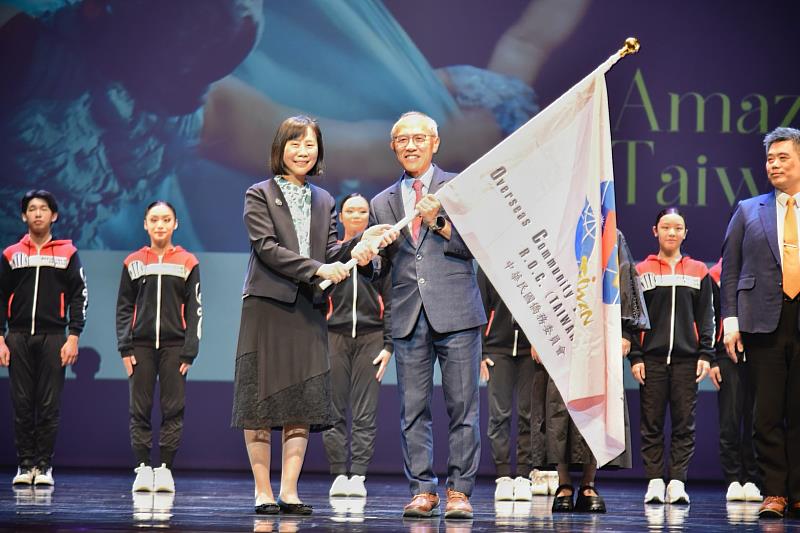 榮幼娥將僑委會會旗交給國立臺灣體育大學校長許光麃