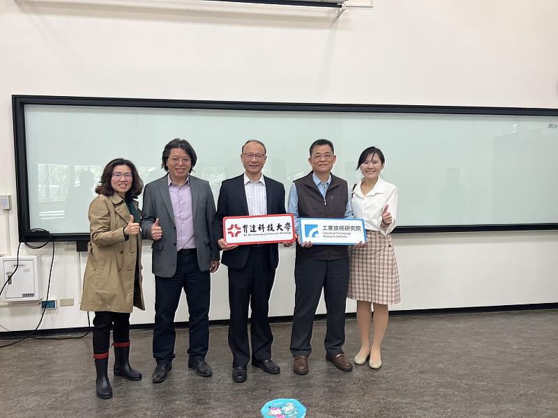 計畫主持人龍清勇教授(圖中)、工業技術研究院陳長雄先生（圖右二）、姜玲鳳老師（圖右一）林彥岑老師（圖左二）、陳瑞芬老師（圖左一）合影。